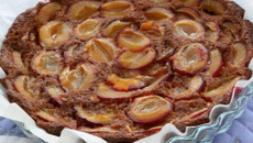 Tarte aux prunes, fruits secs, graines de courge et spéculoos