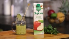 Jus de pomme pressée Tropicana, kiwis, ananas, citron vert, menthe