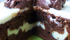 Gâteau aux deux chocolats et à la cream cheese, cœur de ricotta-mascarpone citronné, double glaçage (chocolat et cream-cheese-citron)