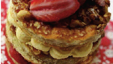 Mille-feuilles mousse de Comté et gelée de fraises et rhubarbes