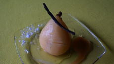 Poires pochées à la vanille et au citron vert