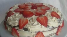 Gateau au chocolat et aux fraises à la crème