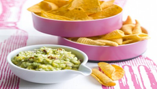 Pragmatiques dips de soufflés et tortillas, guacamole mangue /avocat
