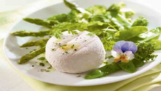 Salade de crottin de chèvre aux pois gourmands et brocolis