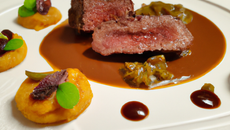 Filet d'agneau en chevreuil, sauce poivrade