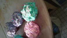 Simple cupcakes avec glaçage, bonbons