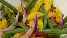 Salade de haricots verts, mangue et oignons rouges aux baies roses