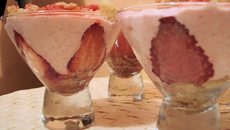 Verrines de mousse aux fraises et son crumble