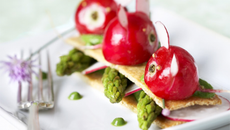 Sandwich de crackers de quinoa aux radis roses et asperges vertes