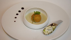 Cromesquis d'escargot au roquefort Papillon, sur un velouté d'endive et pomme Granny Smith