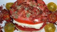 Tour de Tomate avec sauce d'échalote et lard fumé