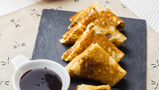 Samoussas de crêpes aux agrumes & sauce chocolat