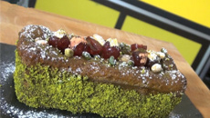 Cake amandes-griottes et pistaches