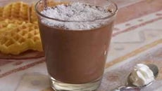 Mousse au chocolat parsemée de noix de coco râpée