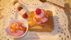 Glace à la fraise sur son lit de brownie au chocolat blanc