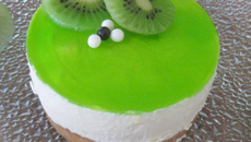 Mousse au lait d'amande et glaçage kiwi sur sablé Breton