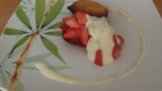 Petit biscuit au citron, fraise sucré à la crème de basilic