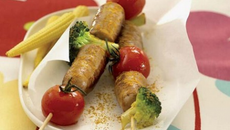 Brochettes de chipolata aux légumes
