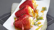 Brochettes fraises miel-romarin au Pouligny Saint-Pierre