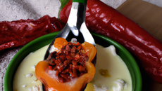 Cuillère de fondue de poivrons sur son lit de chèvre