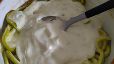 Pâtes aux courgettes avec yaourt et crème aigre
