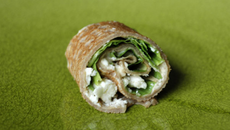Petits roulés de galettes de Sarrazin à l'houmous, laitue et féta
