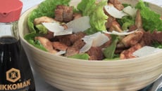 Salade Caesar au poulet grillé et vinaigrette à la sauce soja salée