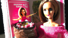 Gâteau d'anniversaire Barbie au chocolat en poudre
