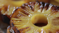 Ananas roti à la cannelle