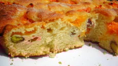 Gâteau aux abricots vanillés et aux éclats de pistaches
