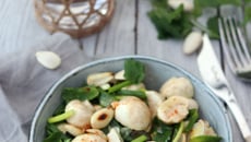 Salade de petits champignons Lou crus aux amandes et aux herbes