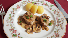Noisettes de filet de lapereau aux champignons, jus de pommeau aux trois poivres