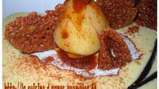 Poire pochée  à la crème de caramel  et ses croustillants au chocolat