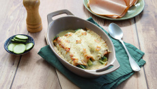 Courgettes gratinées aux tranches de blanc de poulet façon endives roulées
