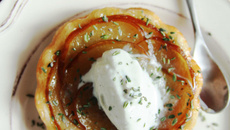 Tatin de poires conférence au poivre long - sorbet roquefort