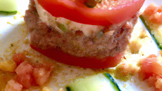 Tartare tomate, concombre aux noisettes, mousse de fromage Breton et ships de lard fumé