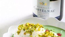 Île flottante pistachée aux framboises