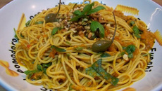 Spaghettis façon sicilienne au thon, câpres, piment et pissalat