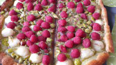 Galette frangipane pistaches, chocolat blanc et framboises