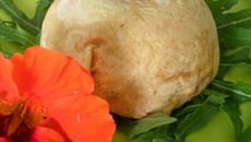 Dôme froid aux rillettes de lieu noir au piment d'Espelette, tomates confites et crème de poivrons