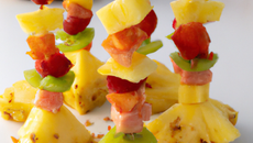 Brochettes de fruits sur Ananas surprise