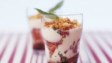 Fraises à la ricotta, basilic et vinaigre balsamique