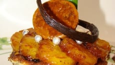 Illusion d'une galette aux parfums exotiques....amande, raisins, ananas caramélisé, vanille et rhum arrangé