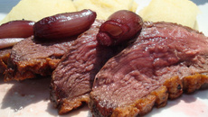 Magrets de canard gras aux échalotes confites au Pineau des Charentes Rosé