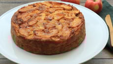 Gâteau aux pommes, sauce caramel et beurre salé