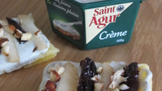 Tartine Saint Agur®, pruneaux, poires et noisettes