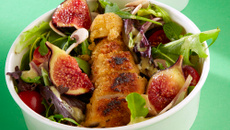 Salade croustillante au poulet, figue et sauce moutardée