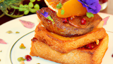 Foie gras en croûte de pistaches vertes et son bouquet de pain d'épices et de légumes croustillants, marmelade douce d'orangers sur toasts fondants aux épices