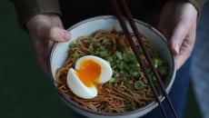 Nouilles à la sauce soja et oeuf mollet