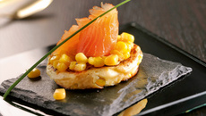 Blinis aux grains de maïs, pommes des champs et saumon fumé